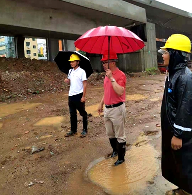 心系工地，夜不能寐——集团董事长孔德稳冒雨到十八大项目现场检查指导工作