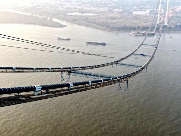 龙潭长江大桥中跨208个索夹全部安装完成