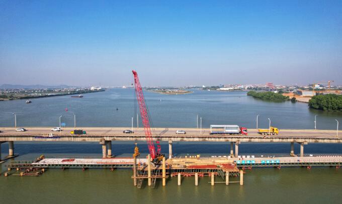 广州南沙亭角大桥钢栈桥主体搭建完成