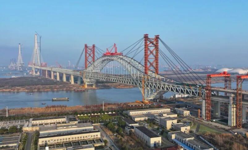 主跨388米!世界最大跨度公铁两用钢桁拱桥顺利合龙