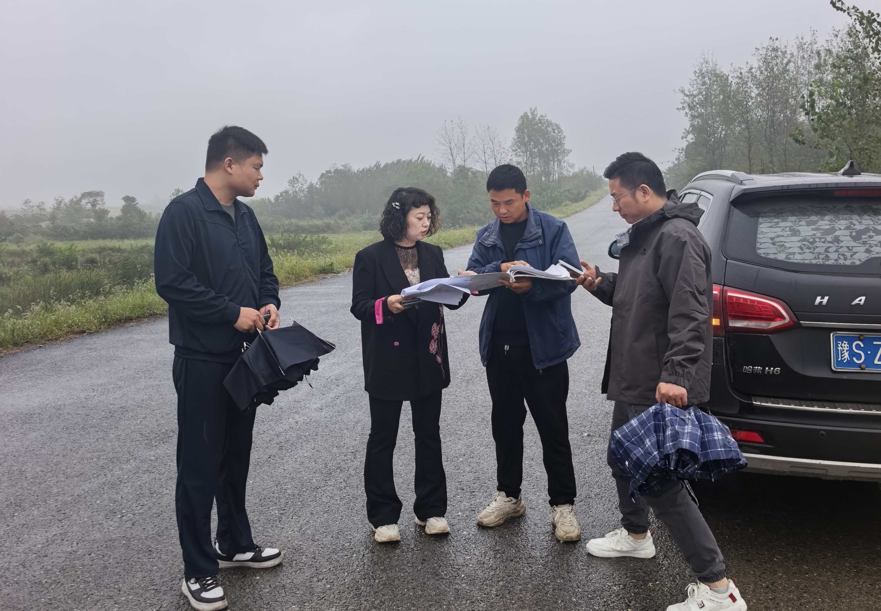 常务副总经理陈丹一行沐雨赴项目一线压实管理责任